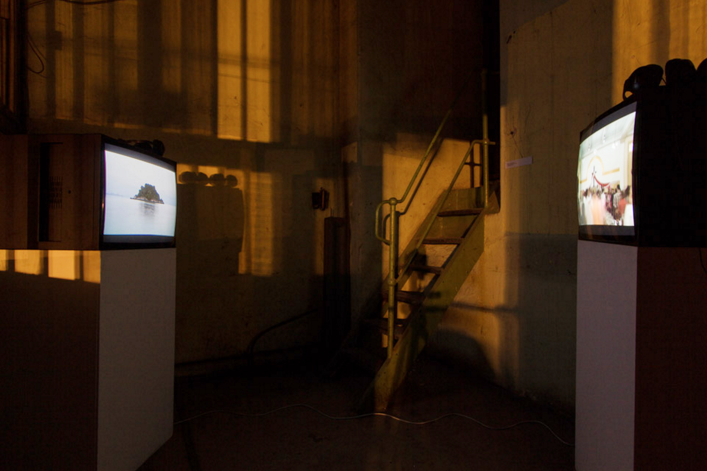 07 Antypody PUNKT BEZ JA Galeria Arsenał w Białymstoku 2013 dwukanałowa instalacja video, instalacja dźwiękowa