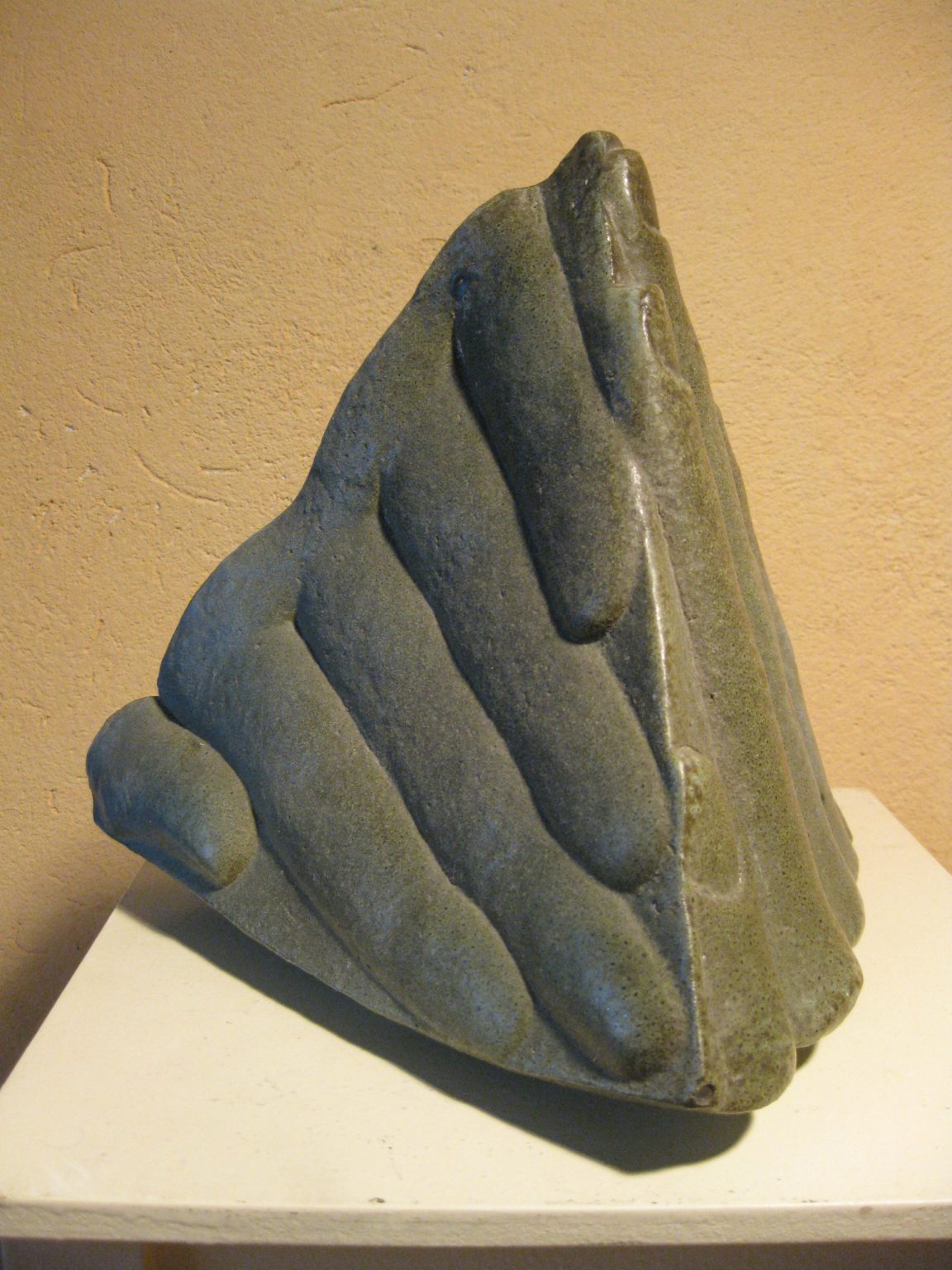 A.Łopiński, Z CYKLU BRYŁY GEOMETRYCZNE [CZWOROSCIAN FOREMNY]
Rozmiar: 30X30 CM
Materiał: CERAMIKA