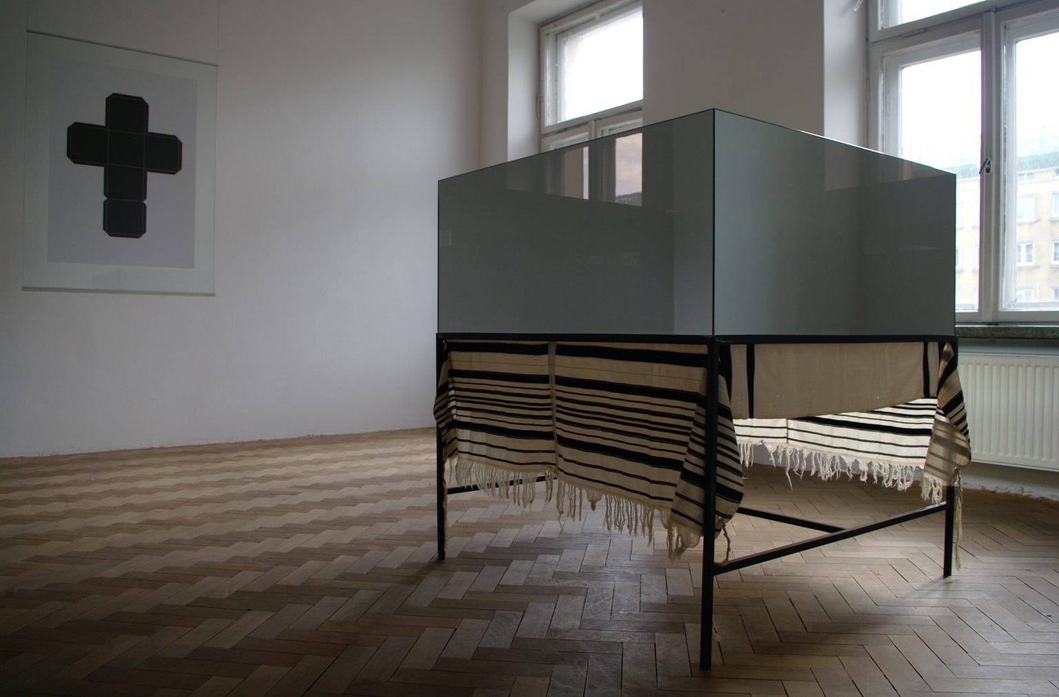 P. Mysera, ZIEMIA OBIECANA, obiekt, wariant II, 2007, w tle BOX, plakat M. Gurowskiej , fot. P. Mysera