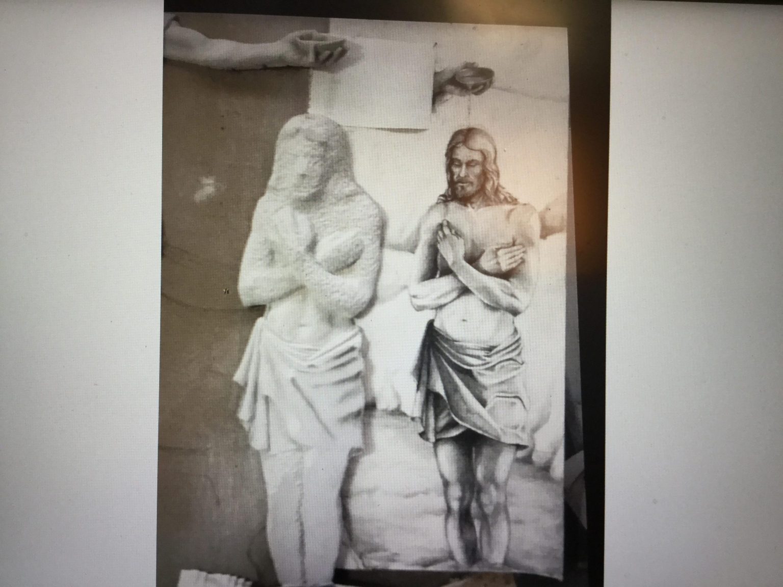 St.Gruszka, Chrzest - proces powstawania. Fragment rzeźby z modelem rysunkowym