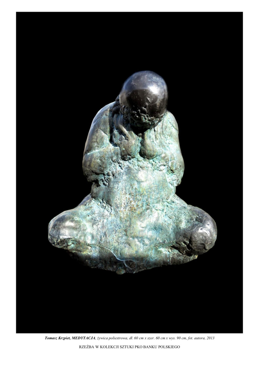 Rzeźba to syntetyczne przedstawienie medytującej skulonej postaci, przypominającej Buddę. Ma wypolerowaną błyszczącą ,syntetyczną głowę. Kompozycja rzeźbiarska w kolorystyce czerni i błękitu.