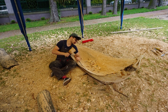 Prac.Tech.Drewna, dr M.Kowalski, Plener w Szczecinku, 2018, K.Pielaszek podczas pracy