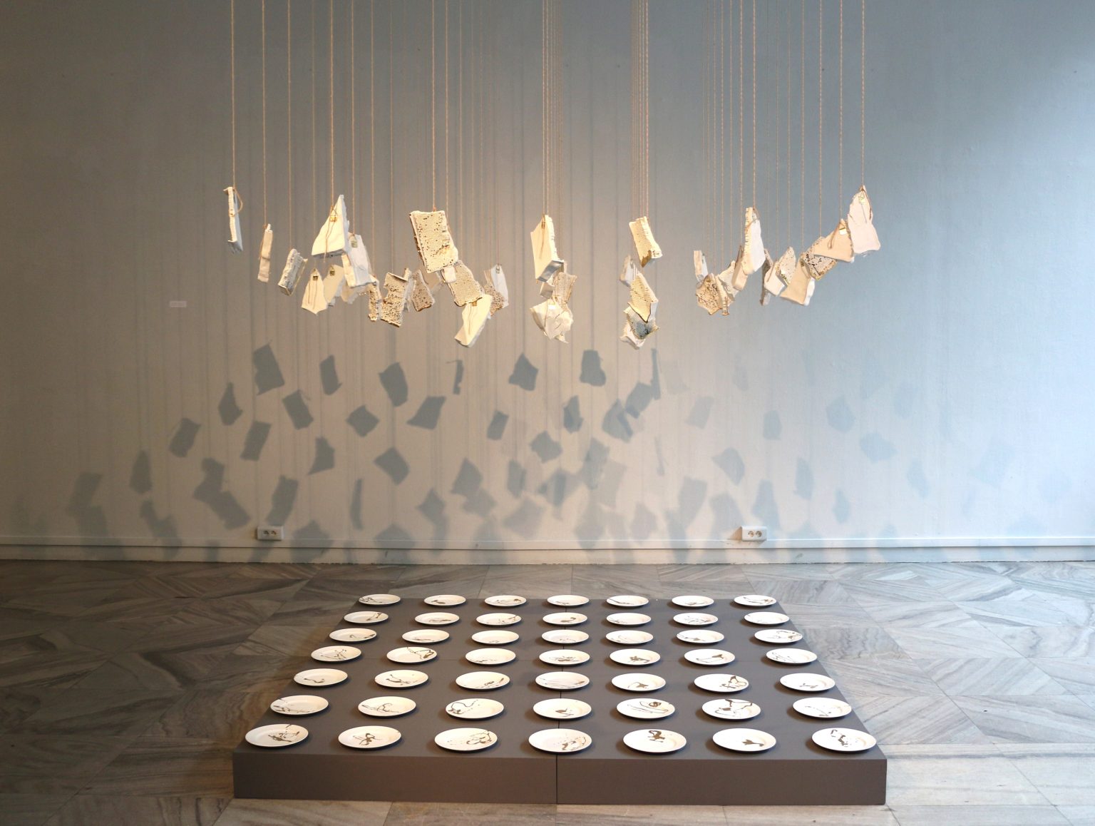 S.Brach, Miodem płynące, porcelana, złoto, 2014