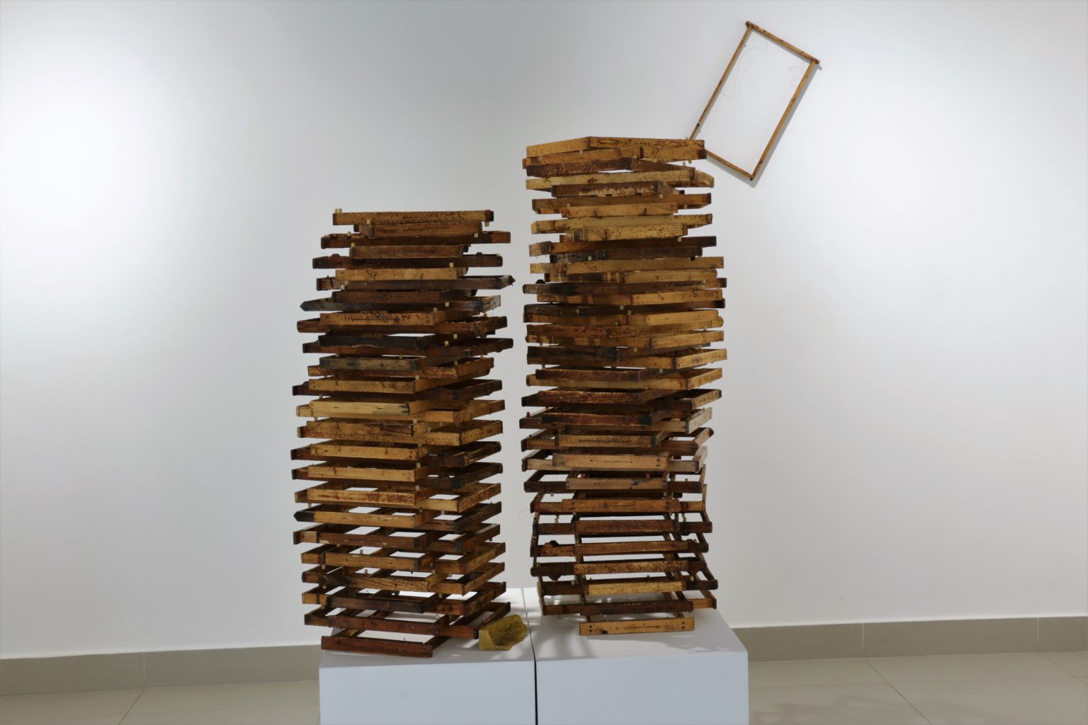 S.Brach, Dwie wieże, drewno, wosk pszczeli, 2019