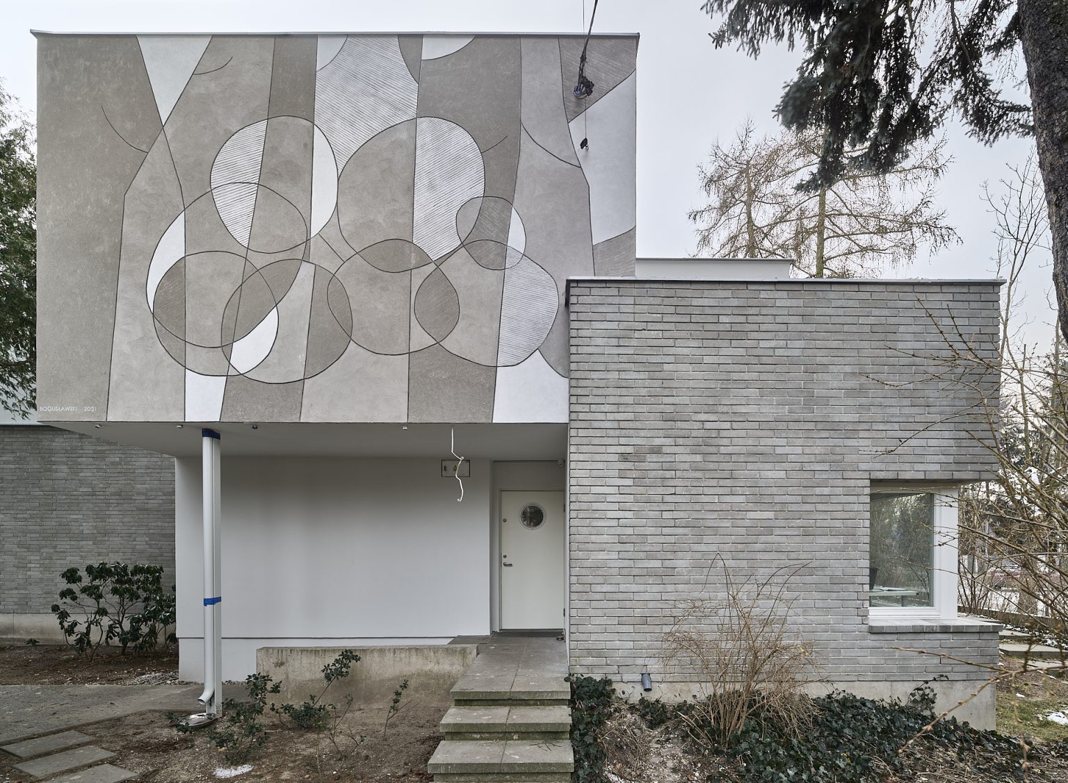 Marcin Bogusławski - sgraffito - 400 x 500 cm, al. 3-go Maja Komorów.