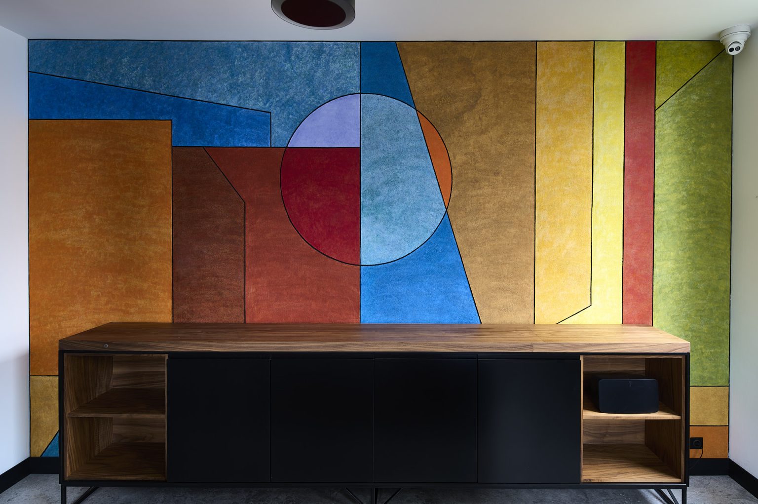 Marcin Bogusławski, sgraffito łączone z techniką krzemianową, 300 x 487cm, ul. Goplańska, Warszawa.