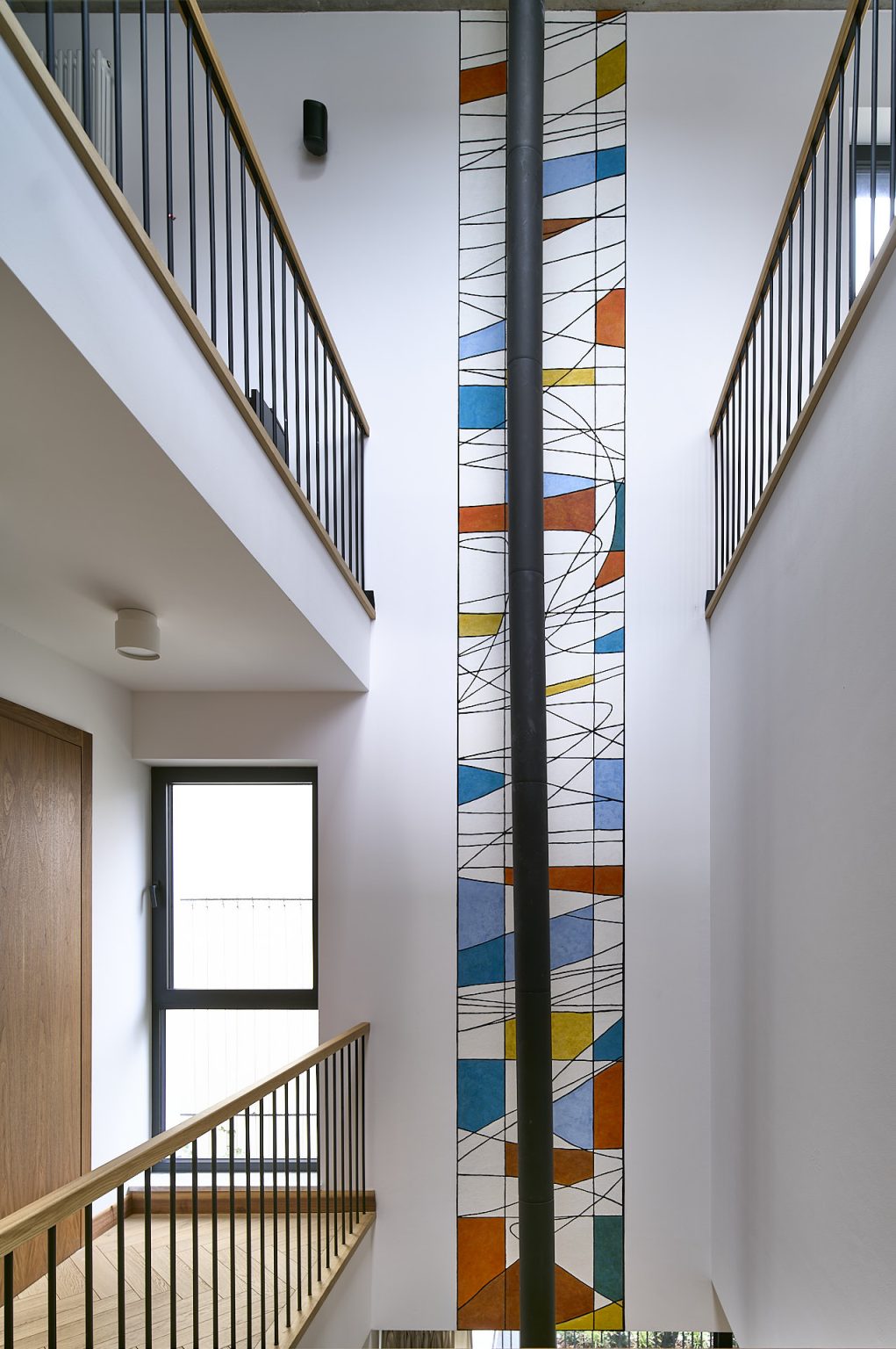 Marcin Bogusławski, sgraffito łączone z techniką krzemianową, 664 x 90cm, ul. Goplańska, Warszawa.