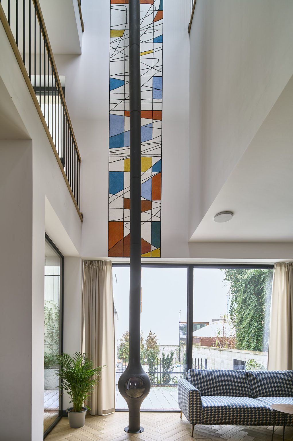 Marcin Bogusławski, sgraffito łączone z techniką krzemianową, 664 x 90cm, ul. Goplańska, Warszawa.