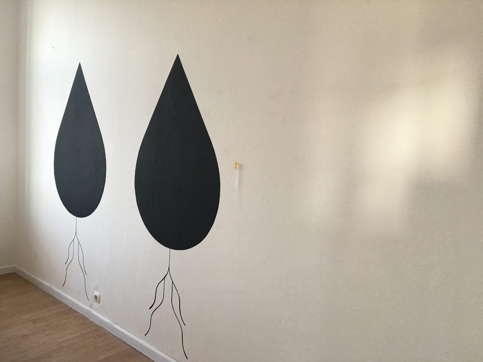 Kropla, mural i obiekt, ZOEpolis, Fundacja NOŚNA Kraków 2019
Krople, farba na ścianie, szklana pipeta