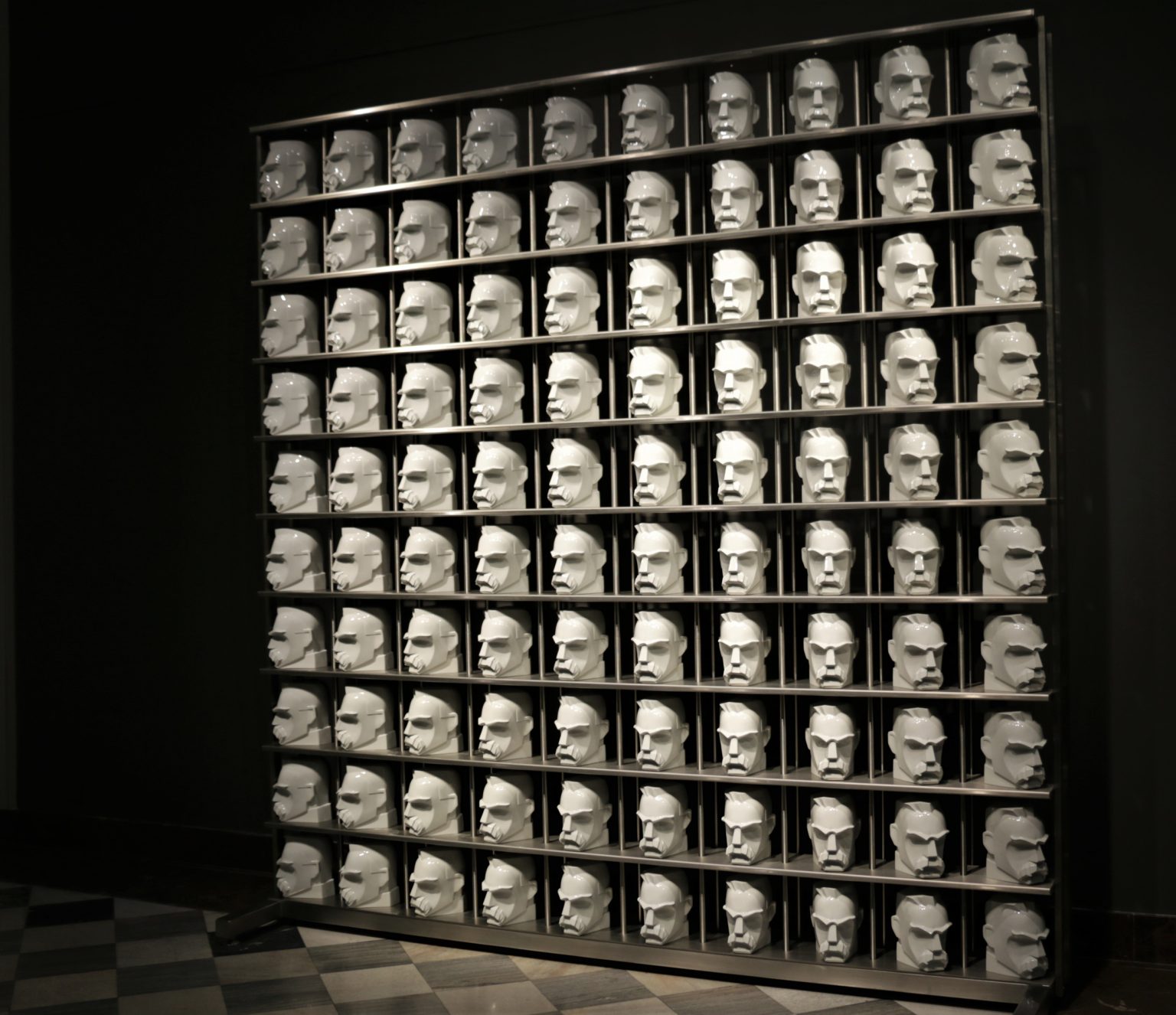 S.Brach, Ściana Wolności, porcelana 2018