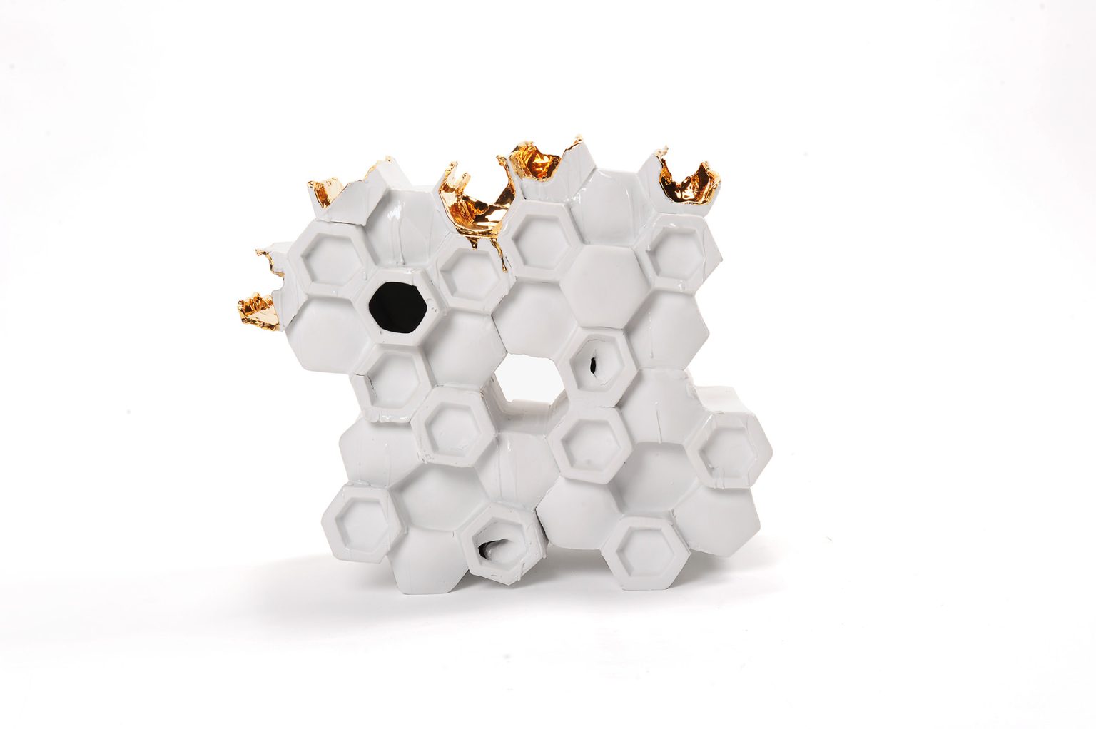 S.Brach, Object I, porcelana, złoto, 2019