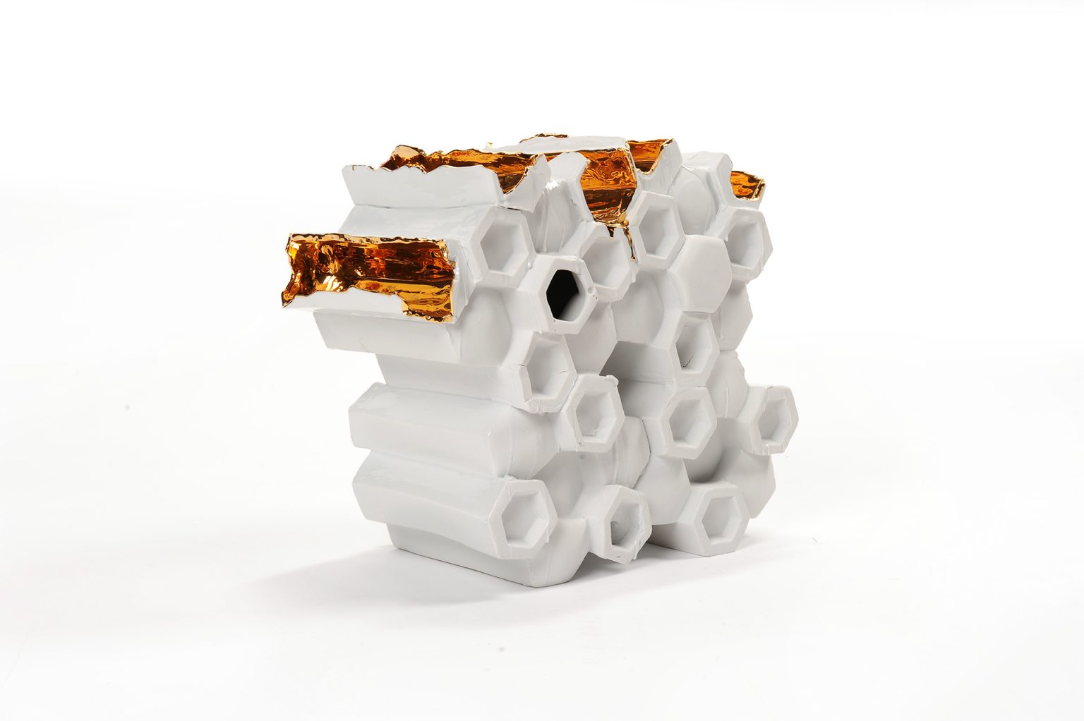 S.Brach, 26 Object I, porcelana, złoto, 2019