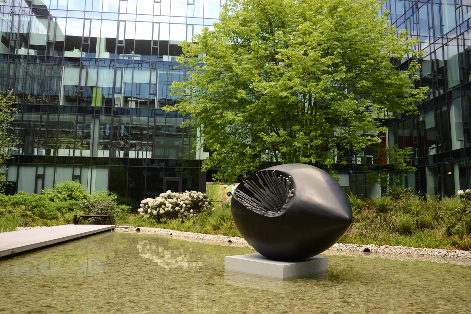 A.Kozak, Obiekt, żywica, stal, 2017