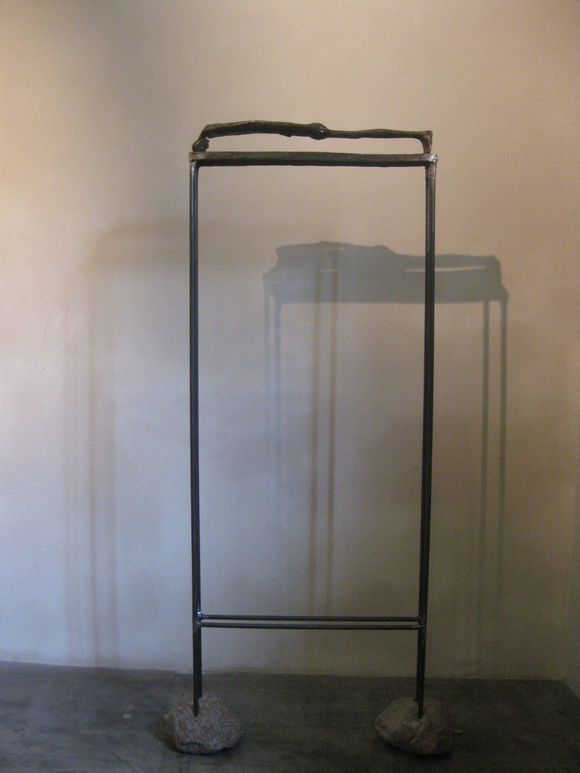 A.Łopiński, Z CYKLU BRYŁY GEOMETRYCZNE [PROSTOPADŁOŚCIAN]
Rozmiar: 160 CM
Materiał: BRĄZ/KAMIEŃ/STAL