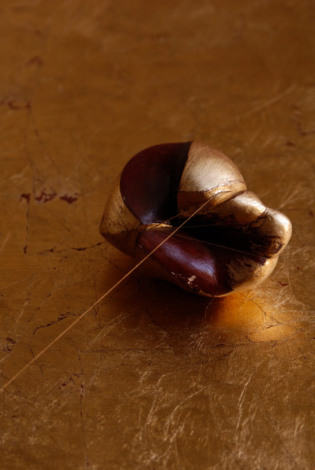 A.Kozak, Studium napięcia, gips, złocenia, nitka, 2018