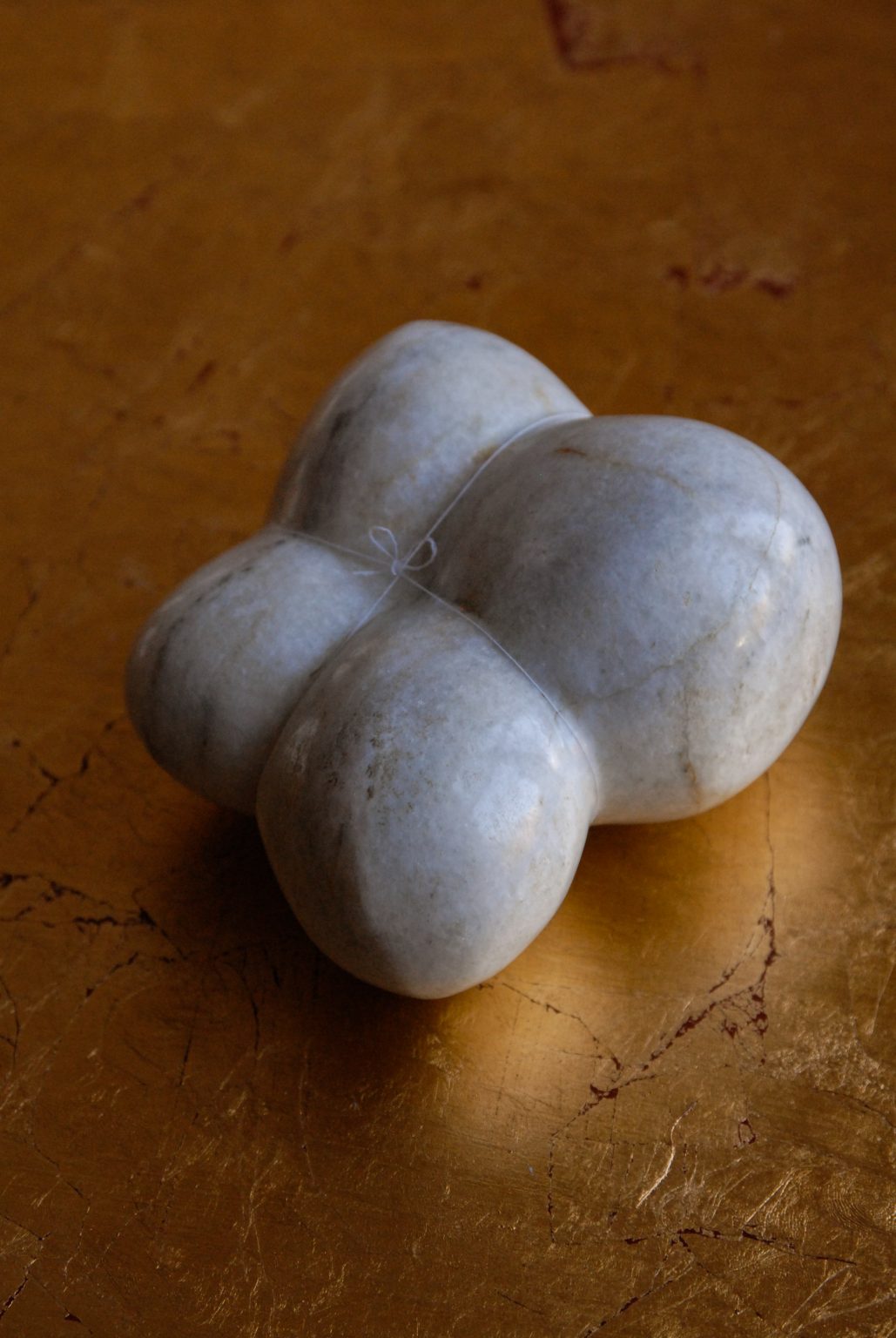 A.Kozak, Studium napięcia, kamień, nitka, 2018