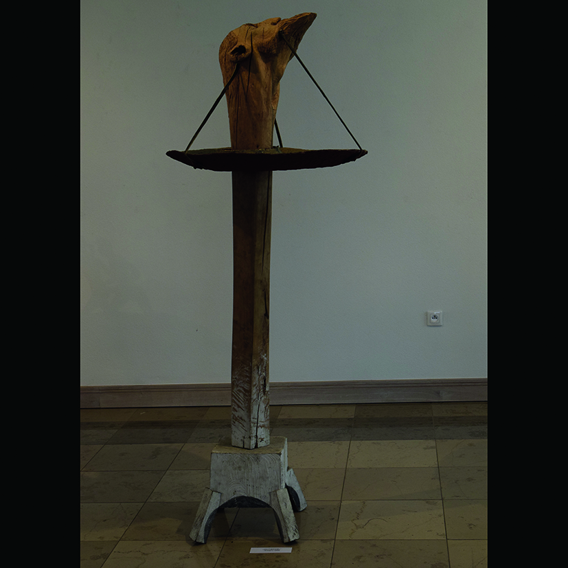 G.Witek, „JAN CHRZCICIEL”, drewno, ceramika, woda, wys. 200 cm, 2001