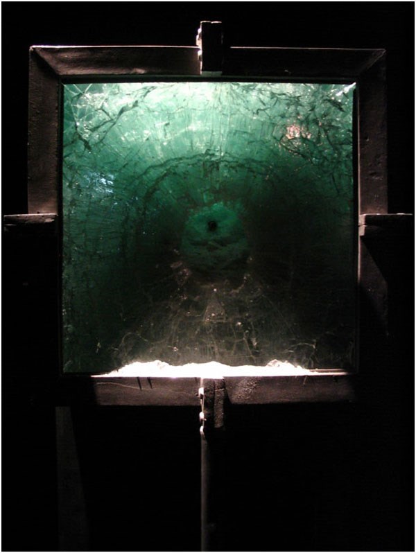 G.Witek, ,,IKONA”, ołów, szkło, wstrzelony nabój, wys. 180 cm, szer. 40 cm, 2008