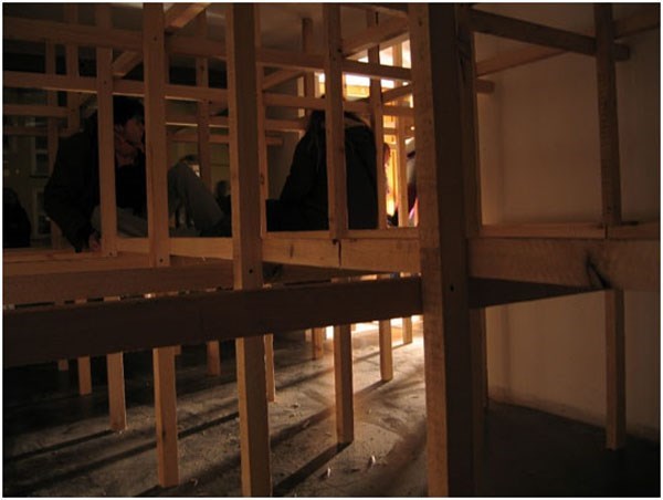 G.Witek, GALERIA OFICYNA Z OGRANICZONĄ ODPOWIEDZIALNOŚCIĄ ,,KLATKA ”, instalacja,
drewno, warszawa 2004 (fragment)