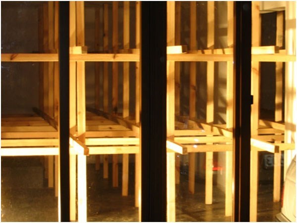 G.Witek, GALERIA OFICYNA Z OGRANICZONĄ ODPOWIEDZIALNOŚCIĄ „KLATKA”, instalacja,
drewno, warszawa 2004 (fragment)