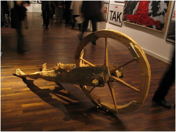 G.Witek, „TACZKA”, drewno, wys. 100 cm, dł. 220 cm, 1997