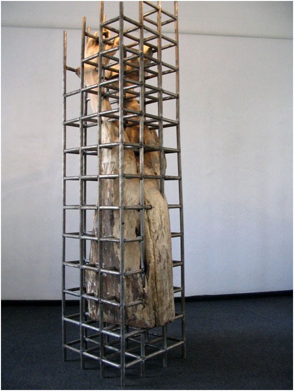 G.Witek, „TOŻSAMOŚĆ”, drewno, metal, wys. 250cm, szer. 60 cm, 2007