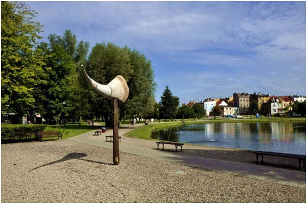 G.Witek, projekt i realizacja rzeźby plenerowej pt. „ZWIASTUN” – sympozjum rzeźby w
kamieniu „Mrągowo – wyrzeźbione miasto”, kamień otoczak narzutowy, elementy stalowe, wys. 300
cm, dł. 415 cm, grub. 65cm, 2010