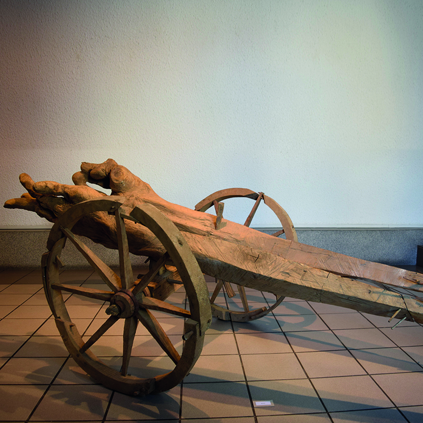 G.Witek, „PŁUG”, drewno, metal, dł. 400 cm, 1998