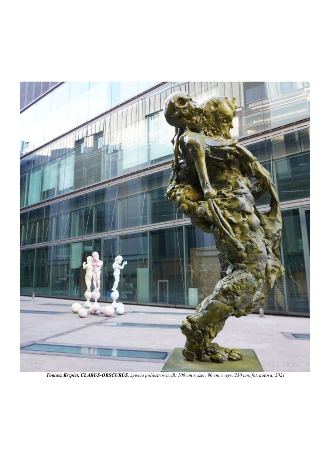 Rzeźba mężczyzny w dramatycznym wygięciu do tyłu. Stoi na sześcianie. Jego struktura tworzy się i pączkuje poprzez podział komórkowy, a jednocześnie rozpada. Widoczne są kości prawej ręki. Figura ma trzy zdeformowane głowy. Kompozycja rzeźbiarska w kolorystyce żółtej i czarnej (barwy ostrzegawcze zwierząt).