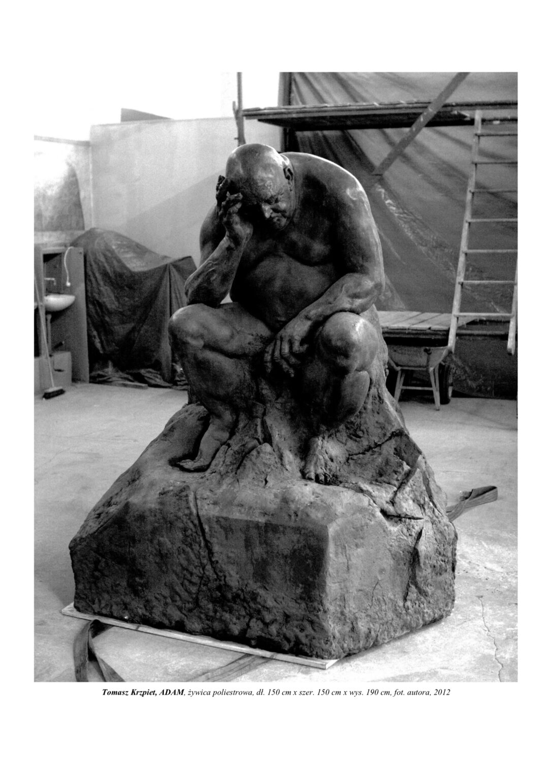 Rzeźba starego Adama u kresu życia. Postać ma podpartą na dłoni głowę. Układ nawiązuje do „Myśliciela” Audusta Rodina. Siedzi on na kopcu ziemi, który symbolizuje to, z czego powstaliśmy. Kompozycja rzeźbiarska w kolorystyce barw ziemi.