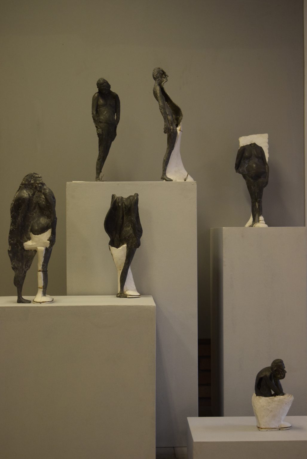 G.Witek, FIGURY Z CYKLU „DIALOG”, ołów, gips, wys. figury około 50 cm, od roku 2003 cykl w procesie powstawania