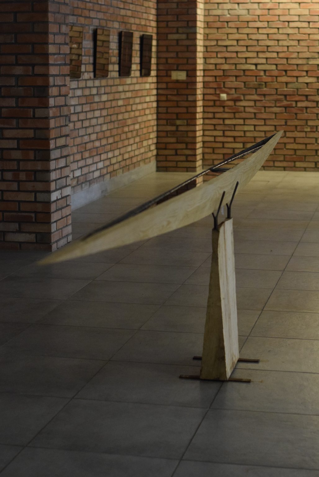 G.Witek, Z CYKLU OŁTARZE „DLA WODY”, drewno, woda, szkło, dł. 400 cm, wys. 70 cm, 2015