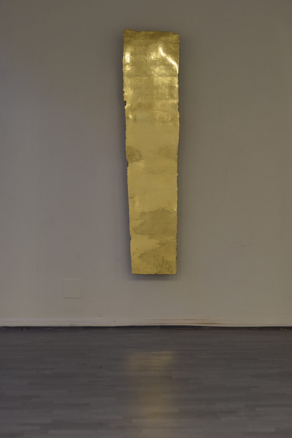 G.Witek, „DOSKONAŁOŚĆ”, glina, złoto, wys. 170 cm, szer. 40 cm, grub. 10 cm., 2015/16