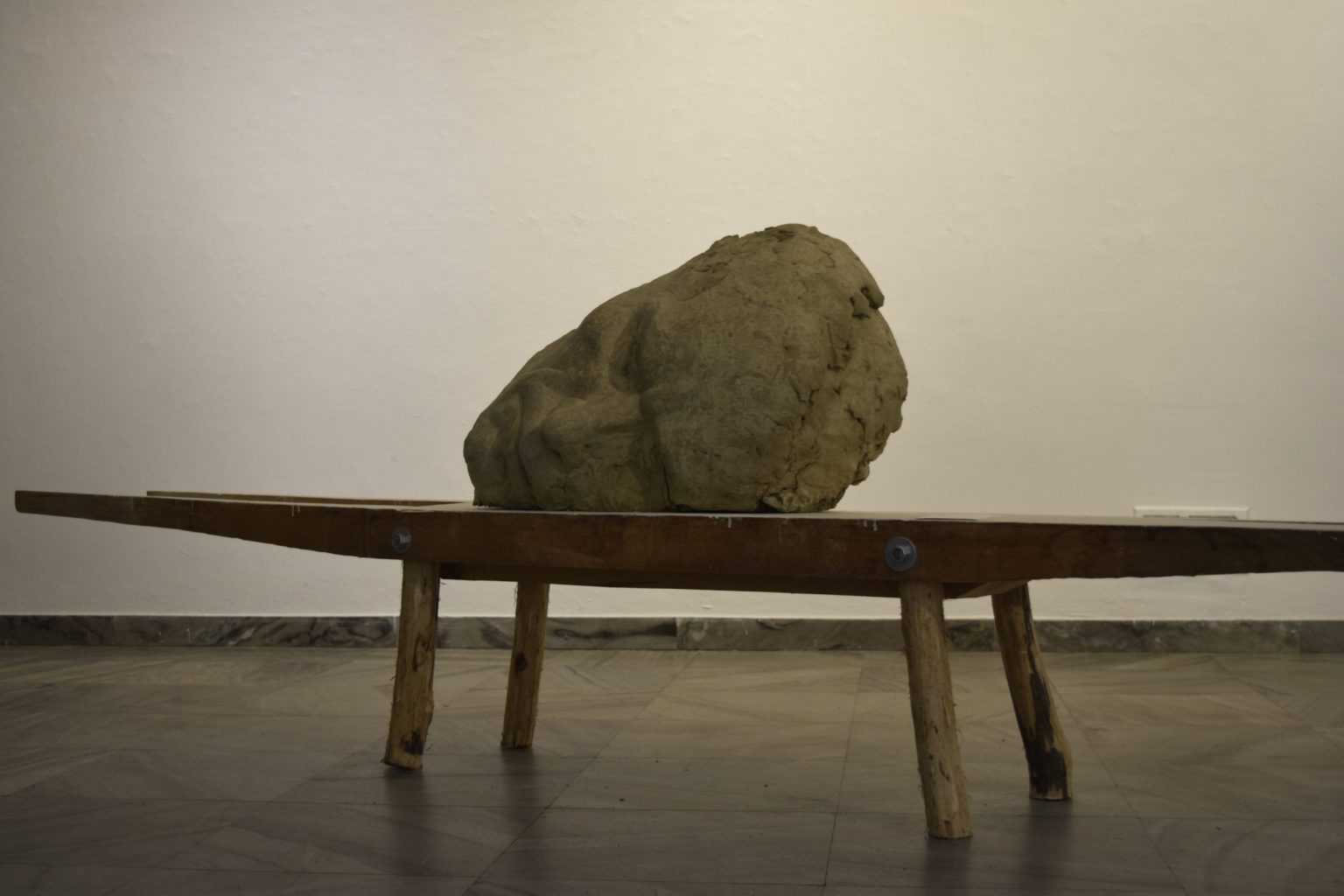 G.Witek, „I CO DALEJ” , glina, drewno, polichromia, dł. 350 cm, wys. 100 cm, 2020