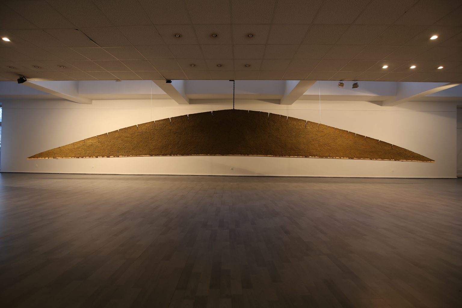 G.Witek, „POKORA”, glina, dł. 1200 cm, 2016