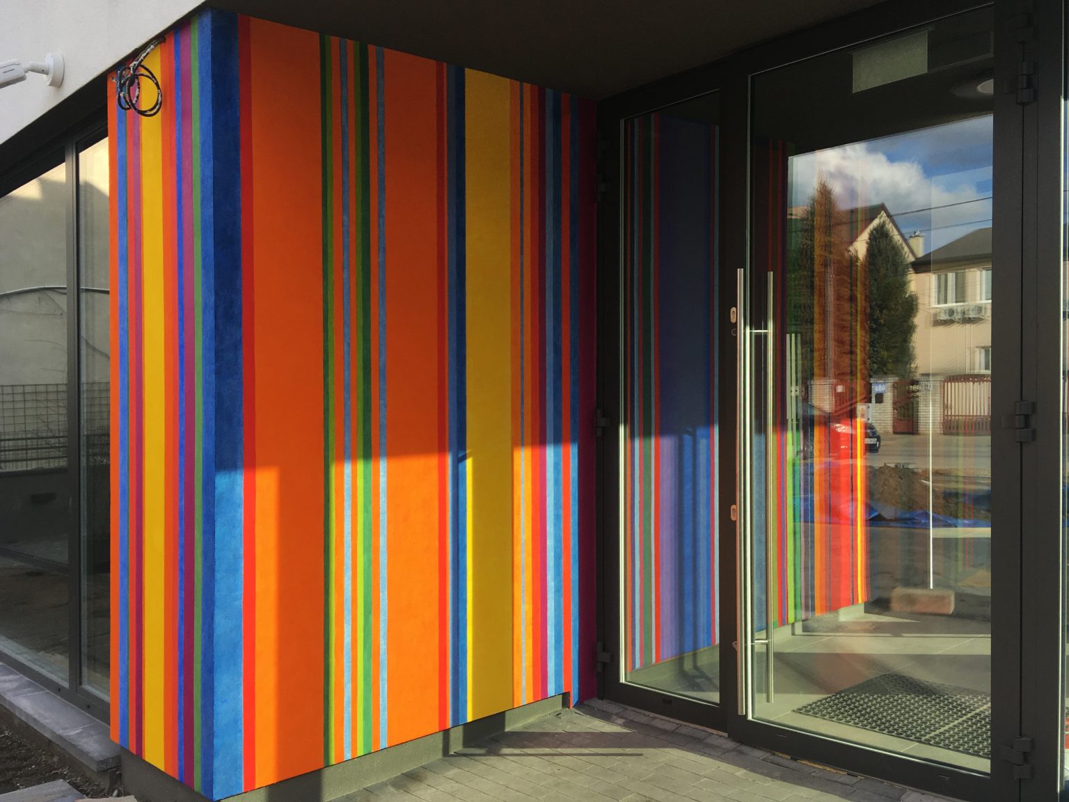 Marcin Bogusławski - sgraffito łączone z techniką krzemianową. Wymiary: Wysokość: 300 cm, Szerokość 530 cm