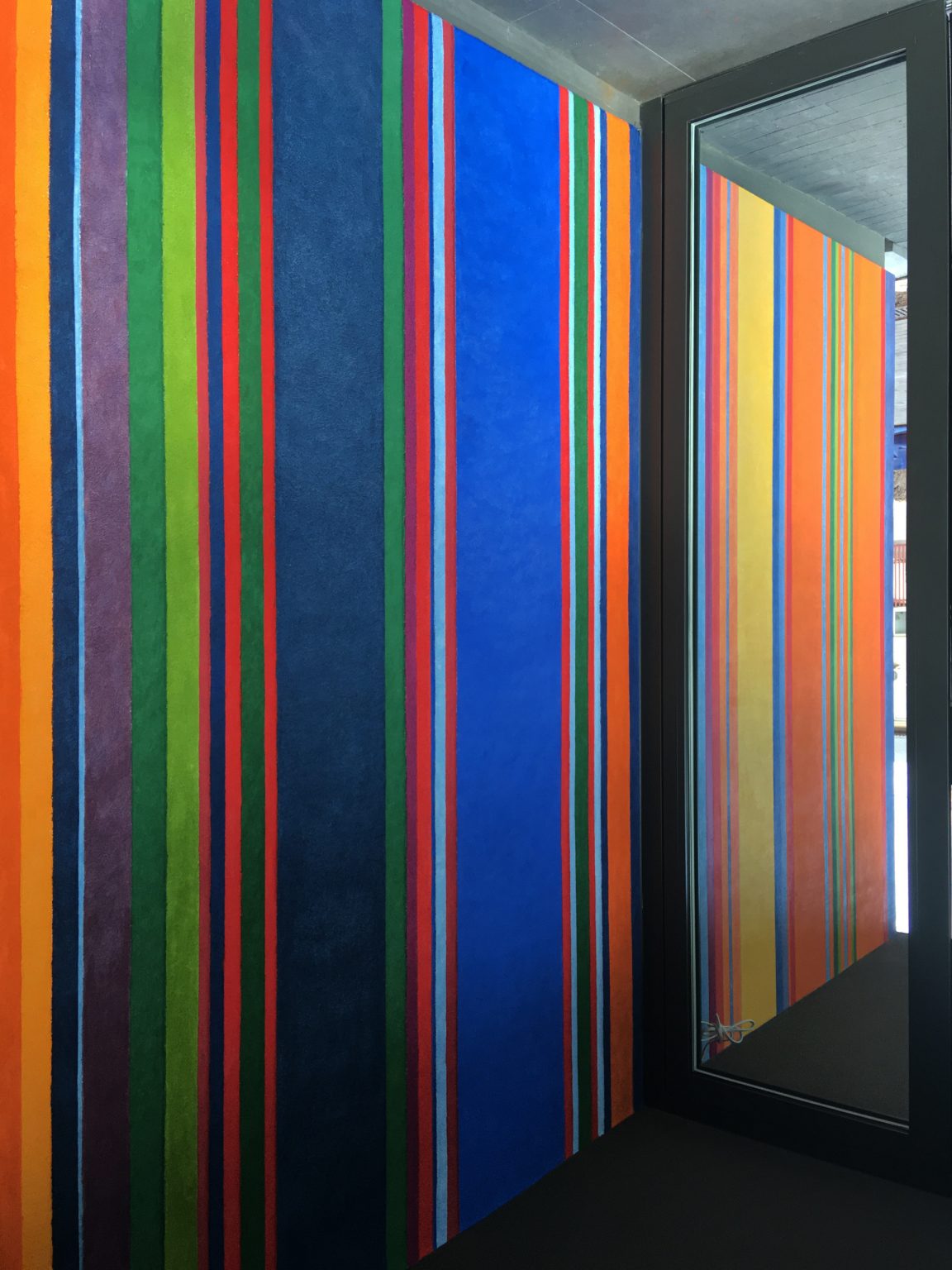 Marcin Bogusławski - sgraffito łączone z techniką krzemianową. Wymiary: Wysokość: 300 cm, Szerokość 530 cm