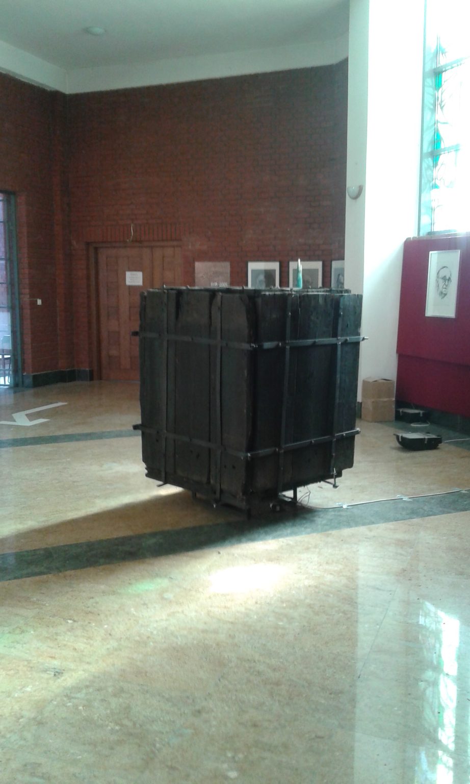 J.Łęcki, Czarna skrzynka, 2015, wystawa w Warszawie na emporach