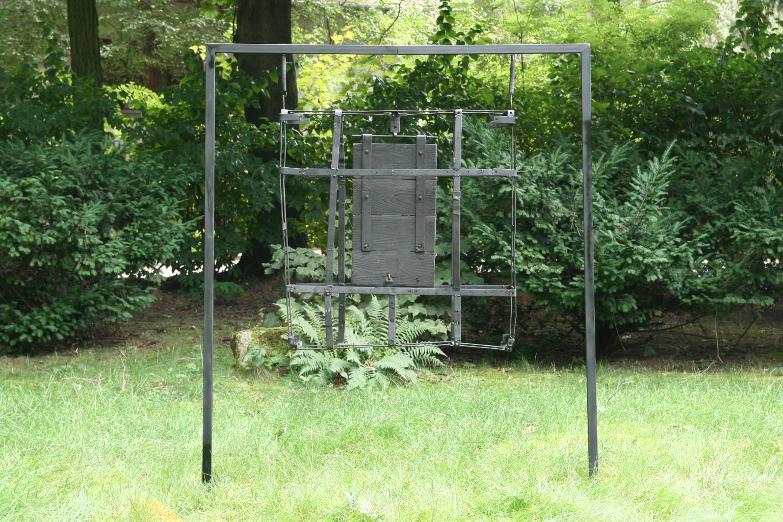 J.Łęcki, Obiekt rzeźbiarski