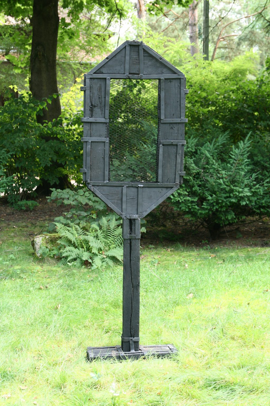 J.Łęcki, Obiekt rzeźbiarski