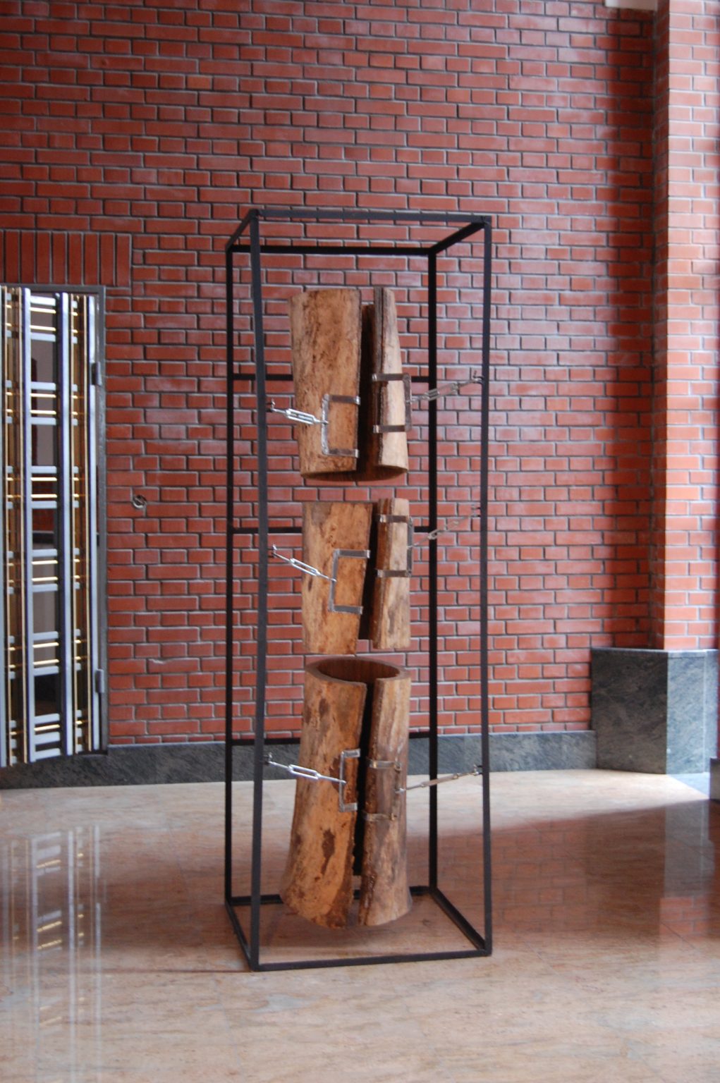 J.Łęcki, Rozdarcie i materiał: drewno, metal