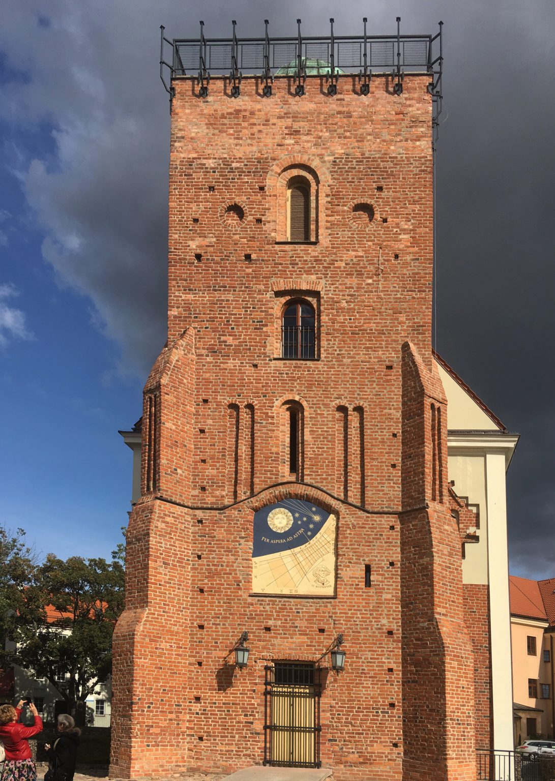 Marcin Bogusławski - zegar słoneczny
Sgraffito trójbarwne ze złoceniami. Płock, ul. Małachowskiego 1
Wymiary: wysokość – 242 do 284, szerokość – 240 cm.