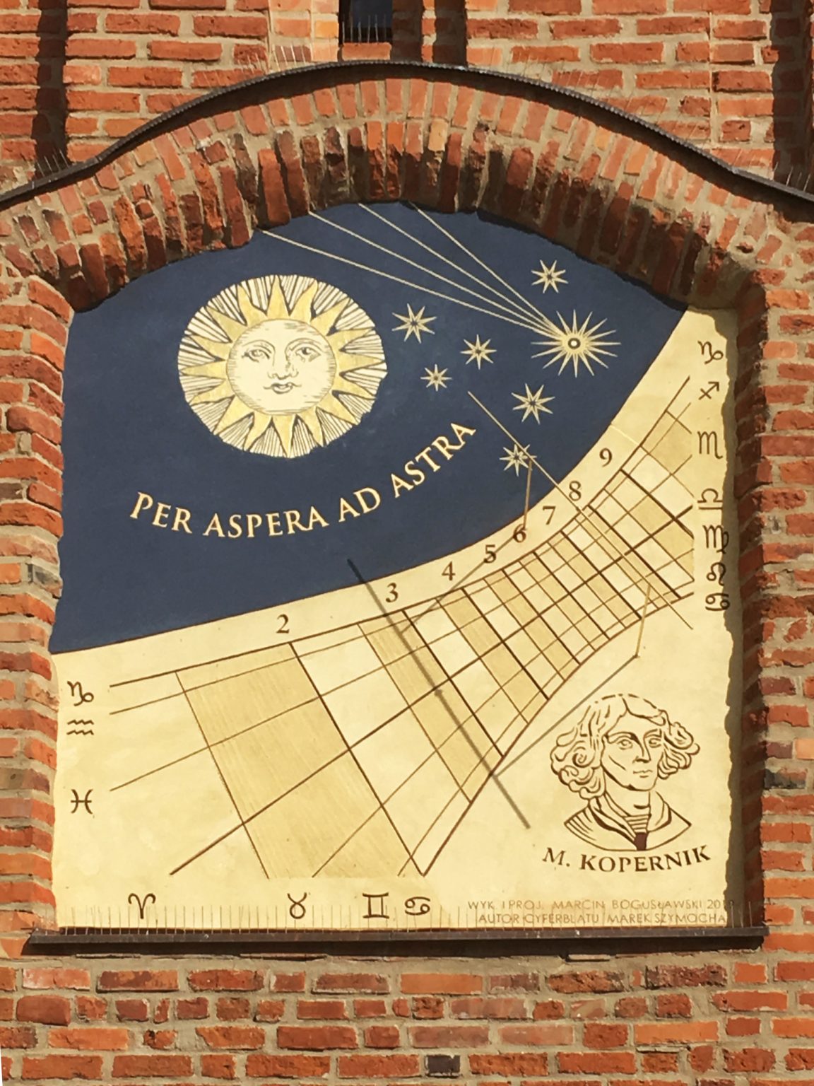 Marcin Bogusławski - zegar słoneczny
Sgraffito trójbarwne ze złoceniami. Płock, ul. Małachowskiego 1
Wymiary: wysokość – 242 do 284, szerokość – 240 cm.