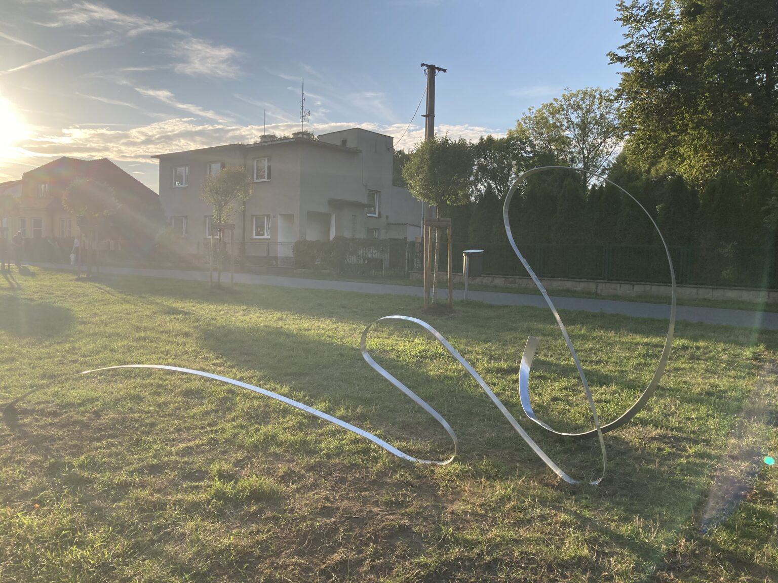 4. Ewa Łuczak, Sketch Monument, 2026 aluminium, światło LED Wymiary: 4,5 × 2 × 1,5 m
