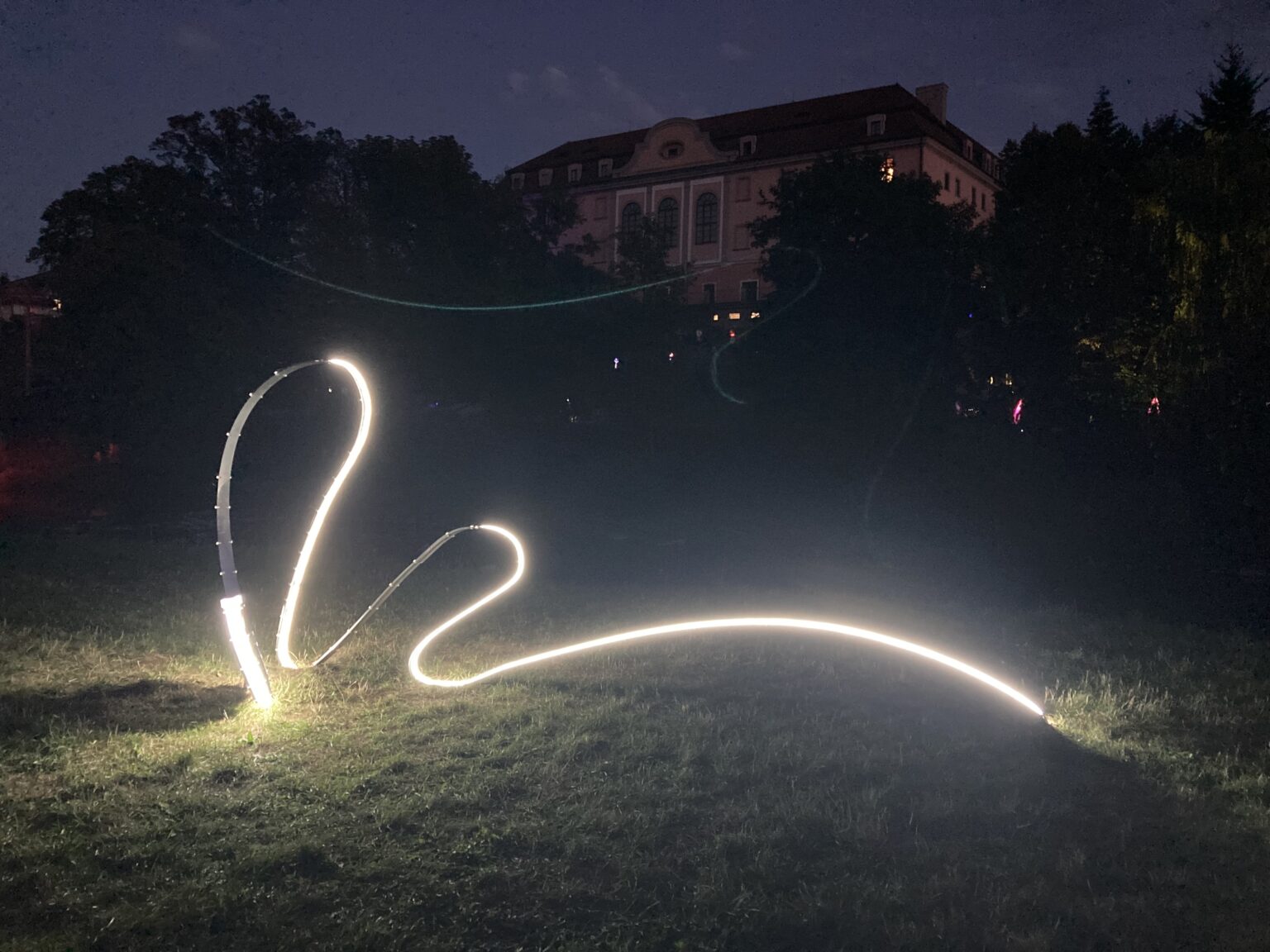 3. Ewa Łuczak, Sketch Monument, 2026 aluminium, światło LED Wymiary: 4,5 × 2 × 1,5 m